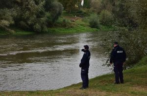 Policjanci w okolicy rzeki