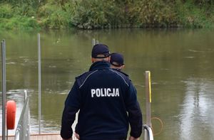 Policjanci w okolicy rzeki