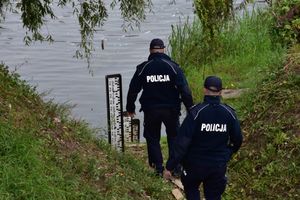 Policjanci w okolicy rzeki