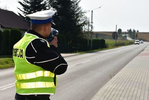 Policjant kontroluje prędkość kierującemu pojazdem