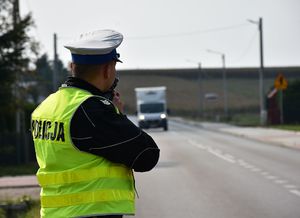 Policjant podczas kontroli prędkości na drodze