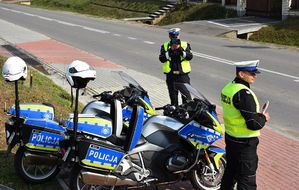 Policjanci w czasie kontroli prędkości