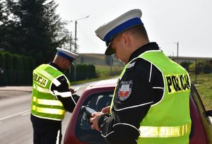 Policjanci podczas kontroli kierującego pojazdem