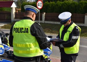 Policjanci w czasie pracy na drodze.