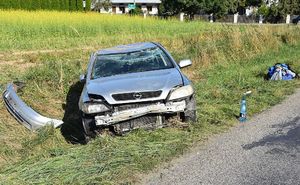 Uszkodzony w wyniku wypadku samochód. Pojazd znajduje się w rowie