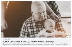 Mężczyzna z małym dzieckiem na kolanach. Pod zdjęciem napis pomoc dla Marka w walce z nowotworem.