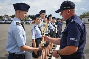 Komendant Wojewódzki Policji w Rzeszowie wręcza mężczyźnie puchar