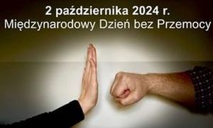 Grafika przedstawiająca otwartą dłoń w którą skierowana jest pięść. Powyżej widnieje napis o treści 2 października 2024 r. Międzynarodowy Dzień bez Przemocy.