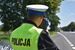 Policjant mierzy prędkość przejeżdżającym pojazdom