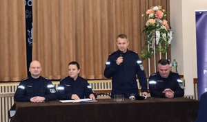 Policjanci przy stoliku w trakcie debatay