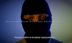 Grafika przedstawiająca twarz mężczyzny w kominiarce . Na środku widnieje napis Europejski Dzień Przeciwko Handlowi Ludźmi. Na dole napis o treści Handel ludźmi to brutalna rzeczywistość.