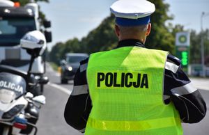 Policjant wydziału ruchu drogowego podczas kontroli pojazdów na drodze