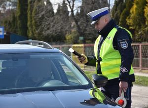 Policjant kontroluje stan trzeźwości kierującego pojazdem