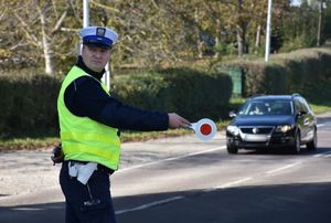 Policjant zatrzymuje pojazd do kontroli drogowej