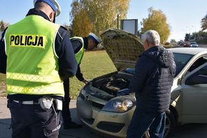 Policjanci sprawdzają oświetlenie w pojeździe