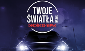 Grafika promująca akcję Twoje światła -nasze bezpieczeństwo. Na plakacie znajduje się samochód na drodze w porze nocnej. Nad nim napis Twoje światła nasze bezpieczeństwo. Na dole widnieją loga partnerów akcji.