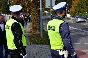 Policjanci jarosławskiej drogówki  w czasie służby w okolicy cmentarza