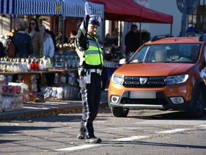 Policjant kieruje ruchem drogowym w rejonie cmentarza