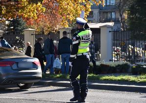 Policjant kieruje ruchem drogowym w rejonie cmentarza