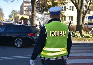 Policjant w rejonie przejścia dla pieszych