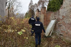 Policjant i policjantka kontrolują pustostany