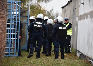 Policjanci przy bocznym wejściu na teren stadionu