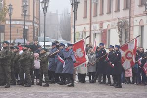 Poczty sztandarowe policji, wojska i innych instytucji podczas przemarszu na jarosławskim rynku