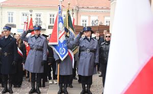 Poczet sztandarowy jarosławskiej policji na jarosławskim rynku