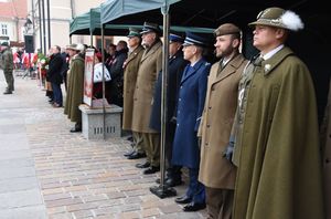 Przedstawiciele służb mundurowych podczas obchodów uroczystości 11 listopada