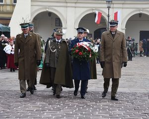 Komendant Powiatowy Policji w Jarosławiu podinsp Jan Wojtowicz wraz z przedstawicielami wojska podczas złożenia wiązanki kwiatów