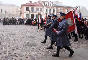 Przemarsz pocztu sztandarowego jarosławskiej komendy