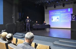 Policjanci na scenie podczas prowadzonej debaty