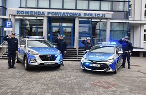 Policjanci przy radiowozach oddają hołd ratownikowi medycznemu