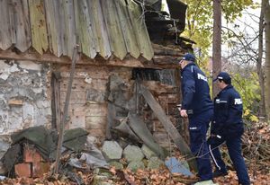 Policjanci sprawdzają opuszczony budynek