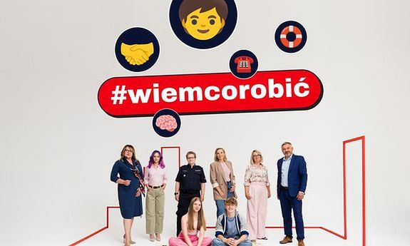 Plakat promujący kampanię #wiemcorobić. Grafika przedstawia kobiety, mężczyznę oraz dwójkę nastolatków. Wśród kobiet jest policjantka. Na tymi postaciami widnieje napis o treści #wiemcorobić.