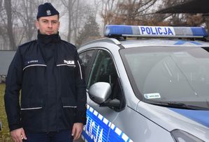 Policjant przy radiowozie