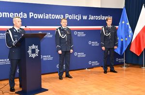 Komendant Powiatowy Policji w Jarosławiu podinsp. Jan Wojtowicz przy mównicy. Obok znajdują się zastępcy komendanta.