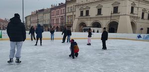 Lodowisko na którym znajdują się dzieci