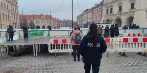 Policjantka na tle lodowiska znajdującym się na płycie jarosławskiego rynku