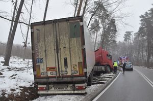 Samochód ciężarowy w rowie