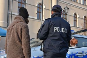 Policjantka rozmawia z kobietą