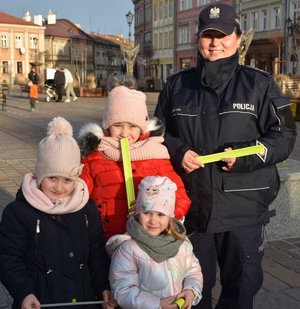 Policjantka z dziećmi