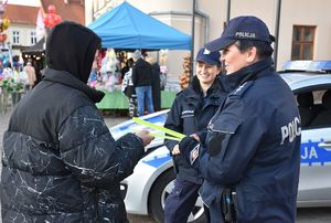 Policjantki rozmawiają z chłopcem