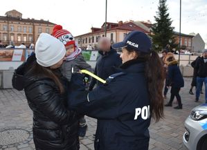 Policjantka rozdaje odblaski