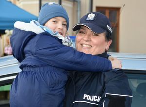 Policjantka z dzieckiem na rękach