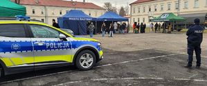 Radiowóz i policjant na rynku