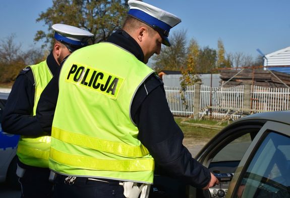 Policjanci kontrolują stan trzeźwości kierującego pojazdem