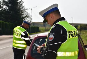 Policjanci kontrolują kierującego pojazdem