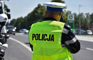 Policjant na drodze kontroluje prędkość kierującym