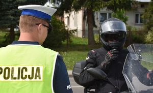 Policjant kontroluje motocyklistę
